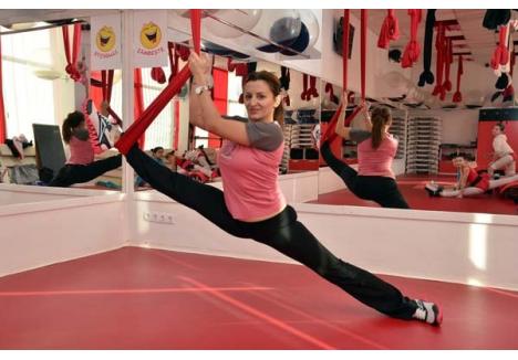 MEREU ÎN SALĂ. Chiar dacă administrează Academia Ars Nova, Teodora nu a renunţat la munca în sală. Printre noile stiluri de fitness ale centrului se numără Aerial Yoga, practicat cu ajutorul unor "hamace"